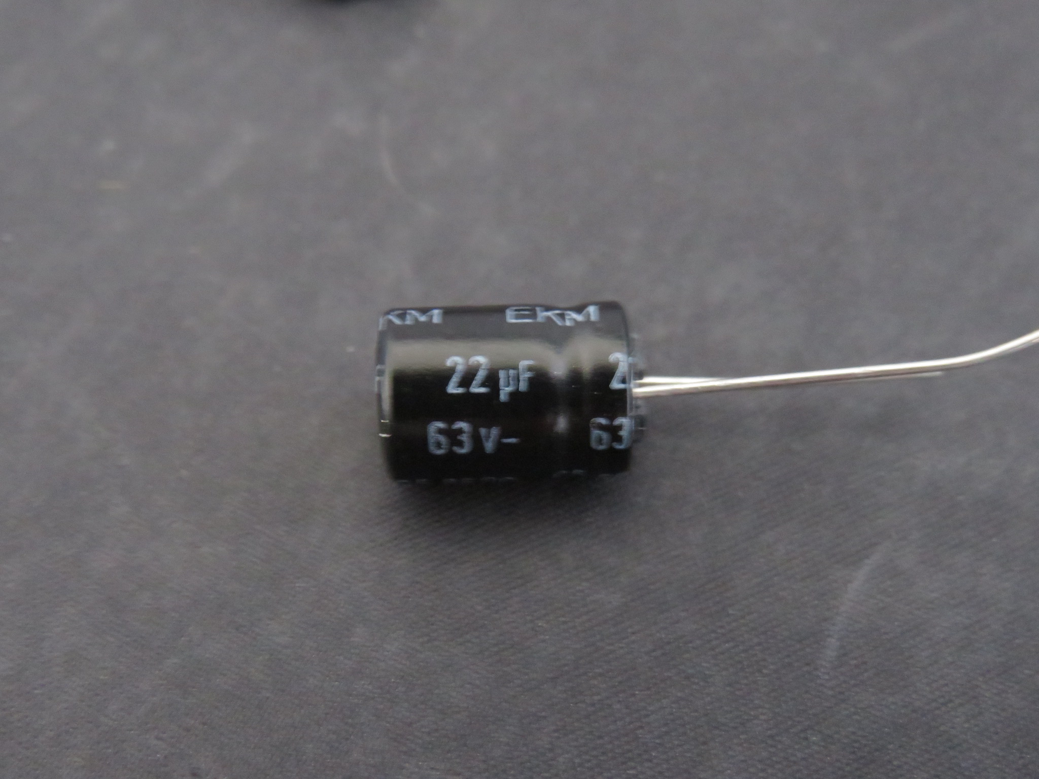 EKM-22µF-63V