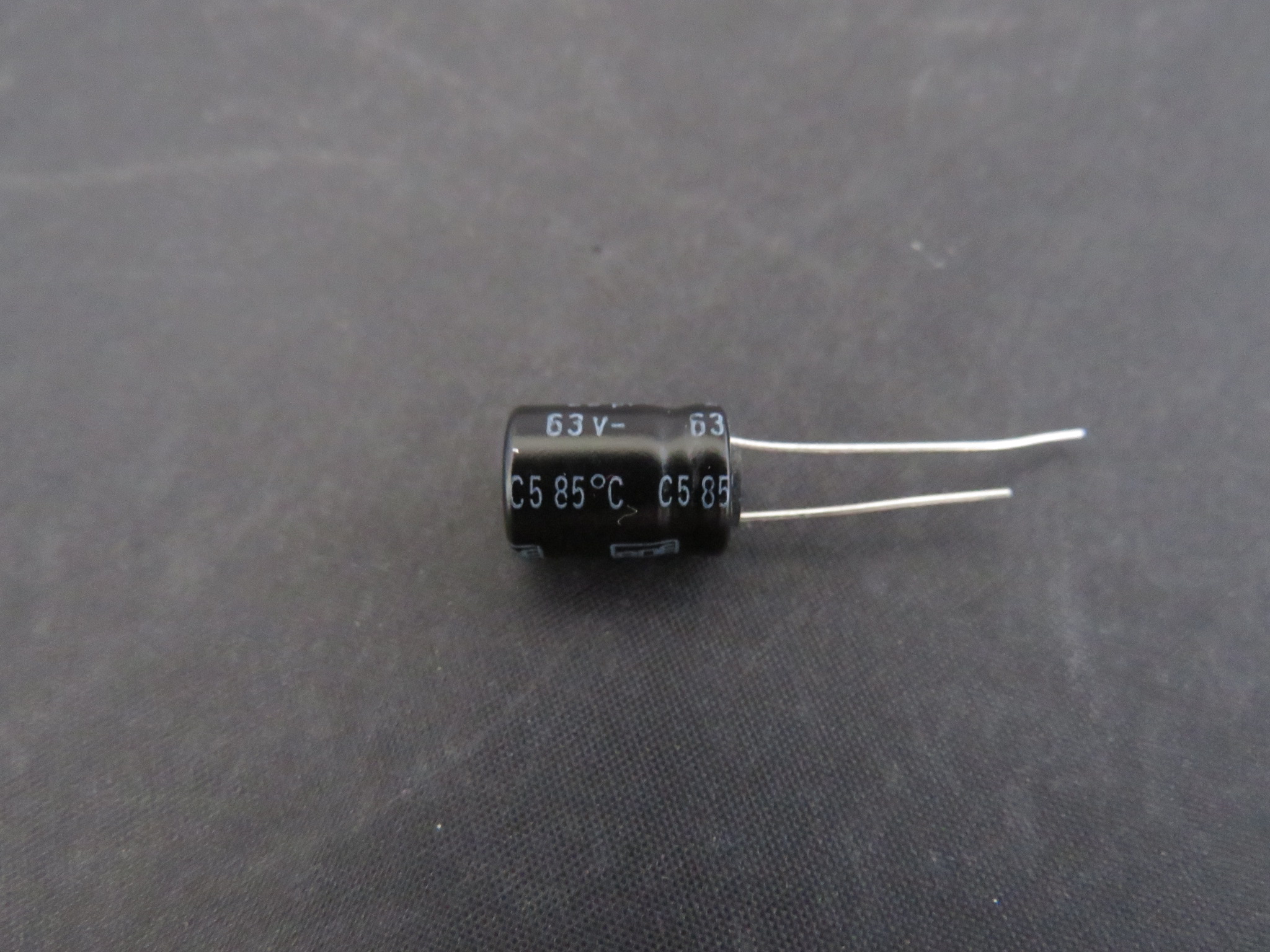 EKM-22µF-63V